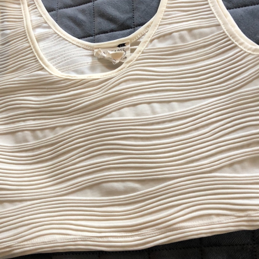 🖤5/$25 LA hearts textured cream crop top - Picture 2 of 5